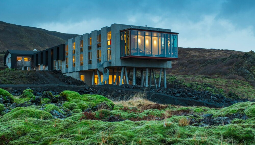 TROLSK STEMNING: Ved foten av den aktive vulkanen Hengill, ligger Islands nyeste designhotell, Ion. Arkitektene Erla Dögg Ingjaldsdóttir og Tryggvi Thorsteinsson har tegnet den dramatiske bygningen. TROLSK STEMNING: Ved foten av den aktive vulkanen Hengill, ligger Islands nyeste designhotell, Ion. Arkitektene Erla Dögg Ingjaldsdóttir og Tryggvi Thorsteinsson har tegnet den dramatiske bygningen.