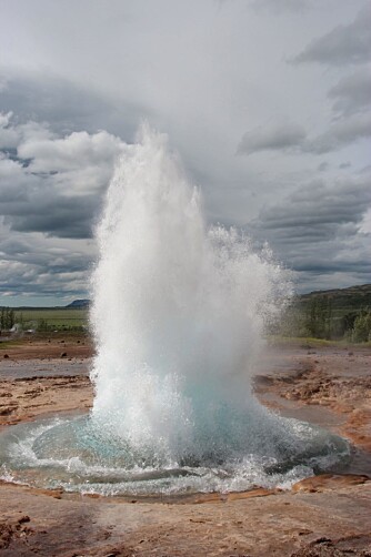 GEYSIR: Geysiren Strokkur bygger seg opp til full utblåsning med bare minutters mellomrom. GEYSIR: Geysiren Strokkur bygger seg opp til full utblåsning med bare minutters mellomrom.