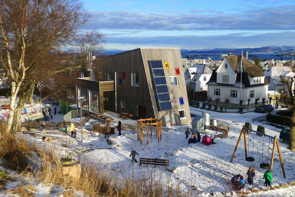FRITTLIGGENDE: Vålandshaugen barnehage ligger på en topp. Tomten er langstrakt og skrånende, noe som arkitektene har latt prege bygningsformen, slik at den følger terrenget. (FOTO: Katja Ewald) FRITTLIGGENDE: Vålandshaugen barnehage ligger på en topp. Tomten er langstrakt og skrånende, noe som arkitektene har latt prege bygningsformen, slik at den følger terrenget. (FOTO: Katja Ewald)
