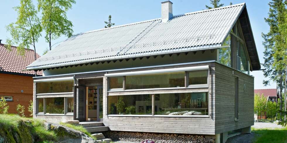 FURU: Ubehandlet kjerneved av furu ble valgt til dette huset i Lommedalen i Bærum, tegnet av Askim/Lantto Arkitekter, og skal være den mest miljøvennlige kledningen. FURU: Ubehandlet kjerneved av furu ble valgt til dette huset i Lommedalen i Bærum, tegnet av Askim/Lantto Arkitekter, og skal være den mest miljøvennlige kledningen.
