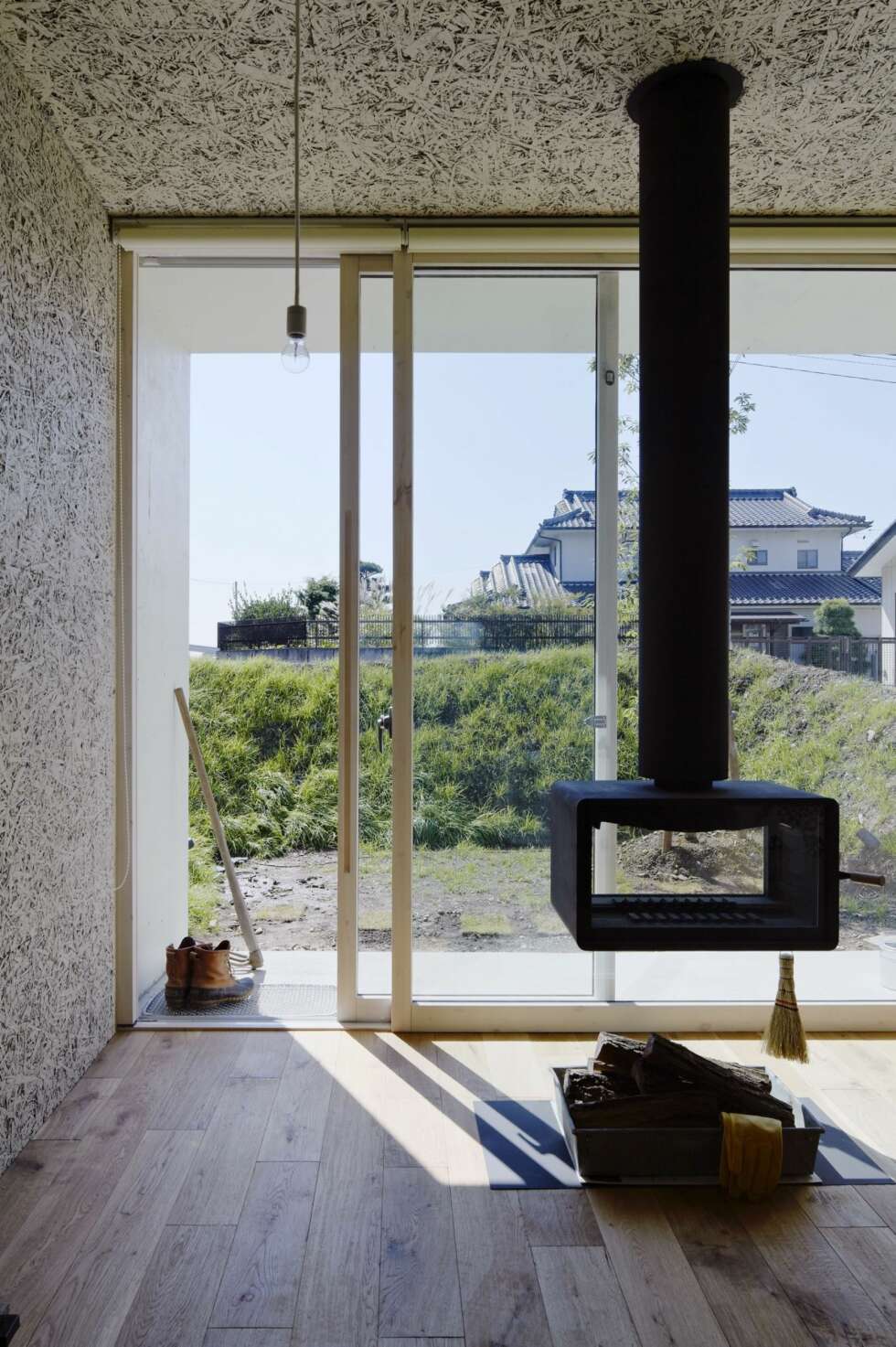 PEIS: I den ene enden av huset har arkitekten installert en takhengt peis. PEIS: I den ene enden av huset har arkitekten installert en takhengt peis.