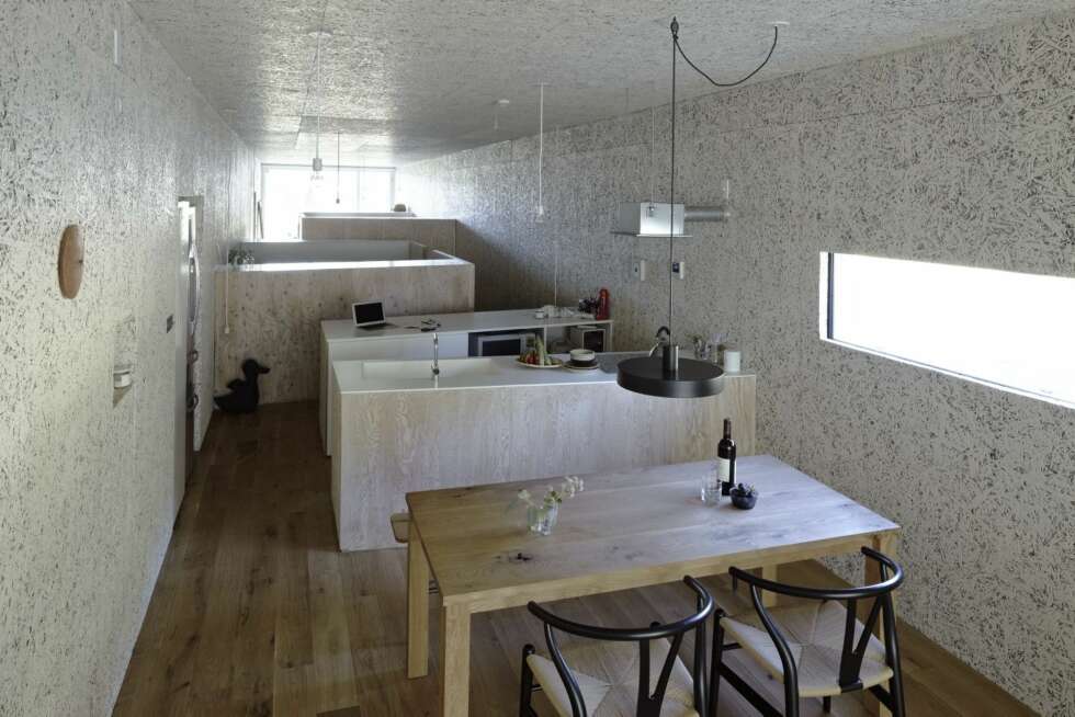 ÅPEN LØSNING: Huset har ingen definerte rom. Ønskede soneinndelinger må skapes med møbler. ÅPEN LØSNING: Huset har ingen definerte rom. Ønskede soneinndelinger må skapes med møbler.