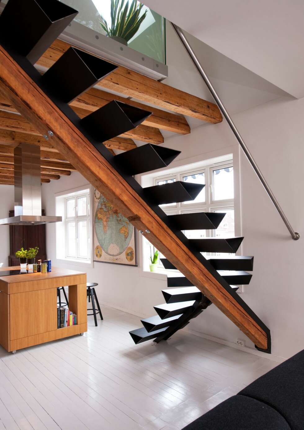 EGEN DESIGN: Arkitekt Aslak Krogness Haanshuus har selv designet trappen og fått den produsert hos metallverkstedet Sophus Bugges
Eftf. i Oslo. EGEN DESIGN: Arkitekt Aslak Krogness Haanshuus har selv designet trappen og fått den produsert hos metallverkstedet Sophus Bugges
Eftf. i Oslo.