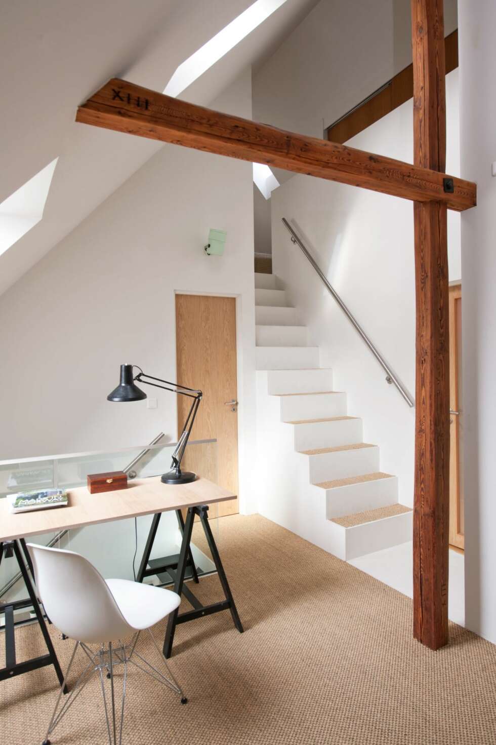 ÅPEN HEMS: Den vesle trappen leder opp til soverommet og en skyvedørsgarderobe. Døren til venstre for trappen leder inn til et gjesteværelse. ÅPEN HEMS: Den vesle trappen leder opp til soverommet og en skyvedørsgarderobe. Døren til venstre for trappen leder inn til et gjesteværelse.