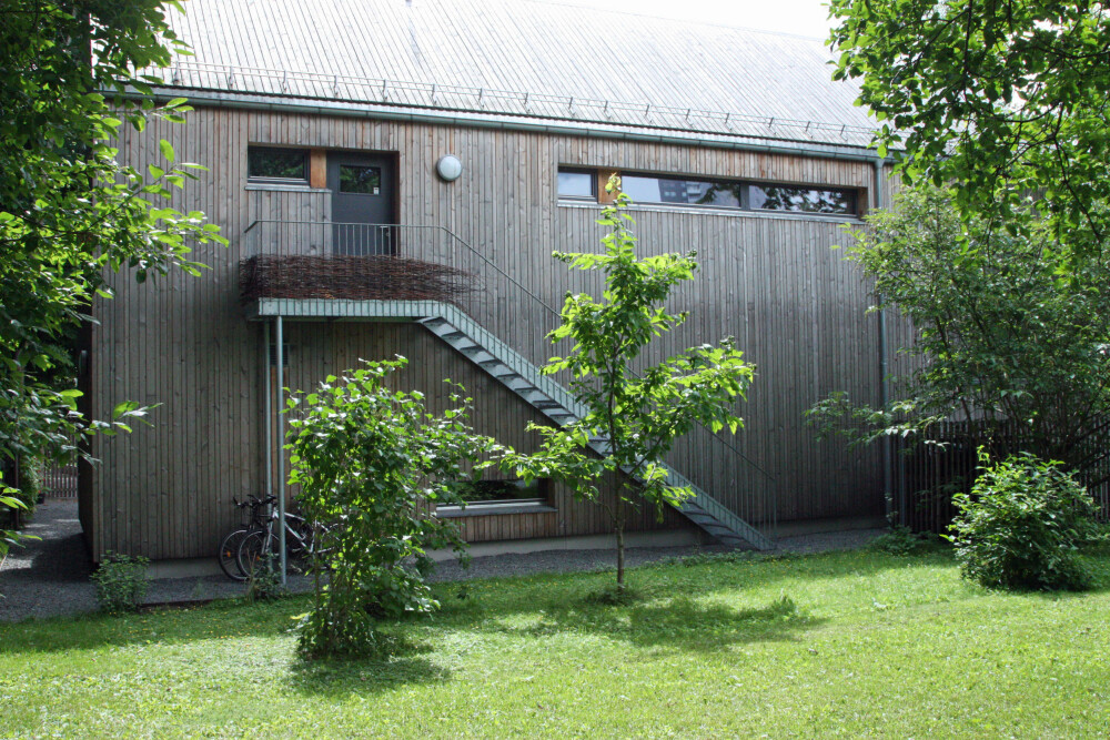 LUKKET BAKSIDE: I bakkant grenser huset opp mot et offentlig friområde, og det kommer til uttrykk gjennom en mer lukket arkitektur. Trappen går opp til en hybelleilighet. LUKKET BAKSIDE: I bakkant grenser huset opp mot et offentlig friområde, og det kommer til uttrykk gjennom en mer lukket arkitektur. Trappen går opp til en hybelleilighet.