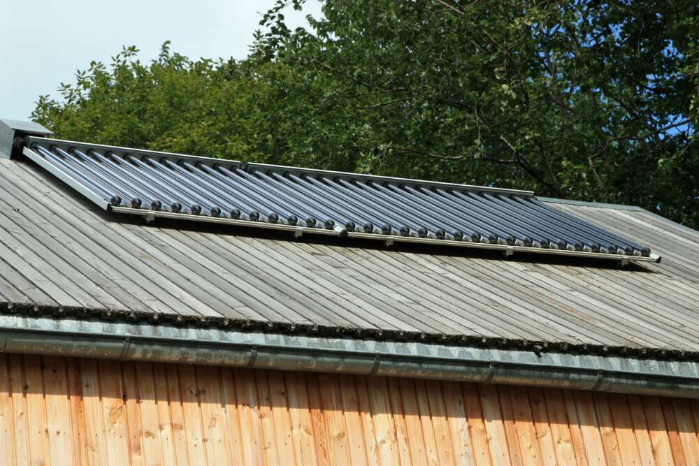 SOLFANGER: På taket er det montert en solfanger som sørger for energi til oppvarming av varmtvann samt vannbåren varme i gulvet. SOLFANGER: På taket er det montert en solfanger som sørger for energi til oppvarming av varmtvann samt vannbåren varme i gulvet.