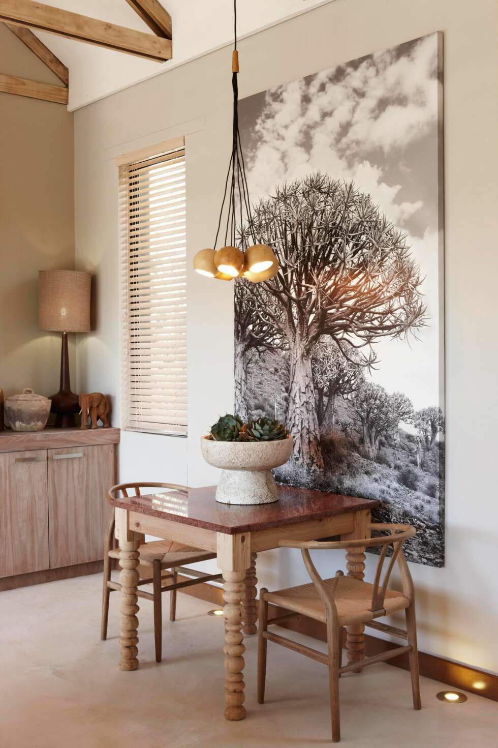 UTSMYKNING: Hvert møbel er som et smykke, og veggene bærer fotografier tatt av Micky Hole. Stoler er designet av Hans Wegner. UTSMYKNING: Hvert møbel er som et smykke, og veggene bærer fotografier tatt av Micky Hole. Stoler er designet av Hans Wegner.