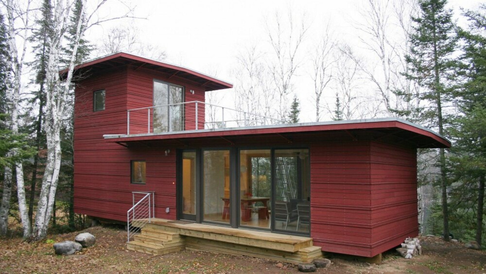 INSPIRERT AV HYTTER: Dette minihuset er et av de mest populære modellene. Det er 72 kvadratmeter stort og inneholder to soverom, bad, stue og Ikea kjøkken. På takterrassen er det et gjesterom. Dette huset kostet ca. 1 006 797 kr. Arkitektene lot seg inspirere av lokale hytter. INSPIRERT AV HYTTER: Dette minihuset er et av de mest populære modellene. Det er 72 kvadratmeter stort og inneholder to soverom, bad, stue og Ikea kjøkken. På takterrassen er det et gjesterom. Dette huset kostet ca. 1 006 797 kr. Arkitektene lot seg inspirere av lokale hytter.