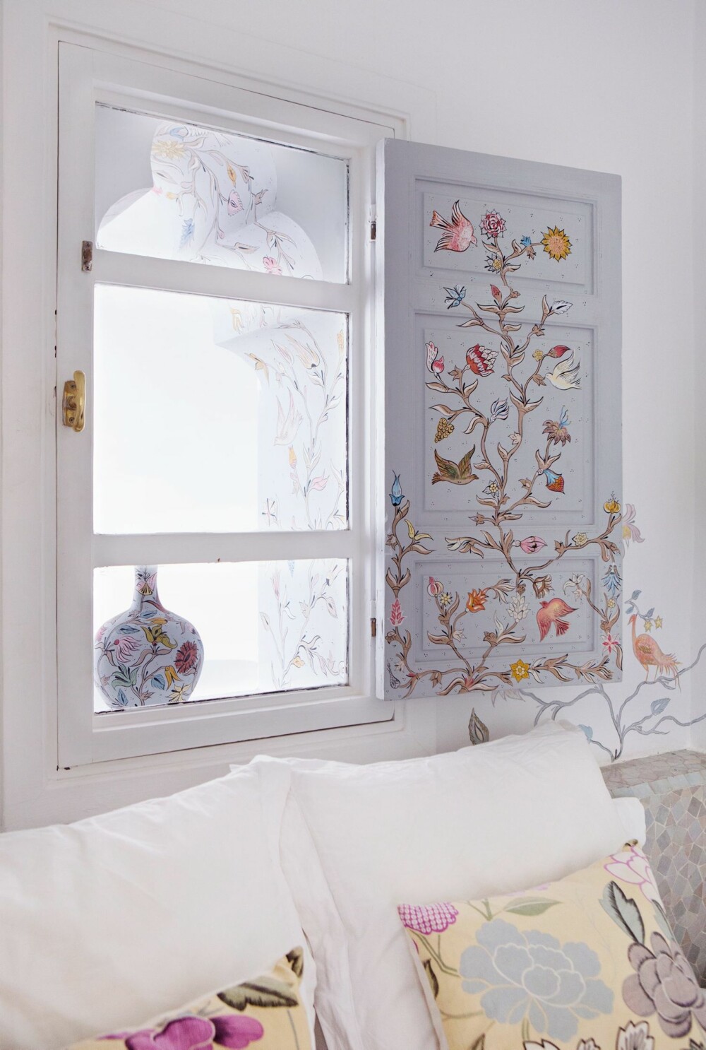 BEVINGET DEKOR: Fuglemotivet er designet og utført av Hovlands kone, matstylist og fotograf Marianne Gehrken. BEVINGET DEKOR: Fuglemotivet er designet og utført av Hovlands kone, matstylist og fotograf Marianne Gehrken.