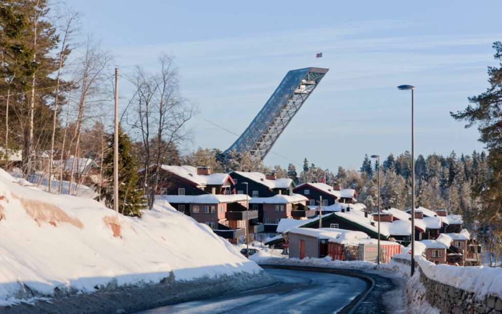 HOLMENKOLLEN: Arkitekten bak nye Holmenkollen beskriver Kollens skjønnhet som en bisarr blanding, et møte mellom et slags arkitektonisk Loch Ness monster som kom ut fra skogen og trehusene i området rundt, som sto i sterk kontrast. HOLMENKOLLEN: Arkitekten bak nye Holmenkollen beskriver Kollens skjønnhet som en bisarr blanding, et møte mellom et slags arkitektonisk Loch Ness monster som kom ut fra skogen og trehusene i området rundt, som sto i sterk kontrast.