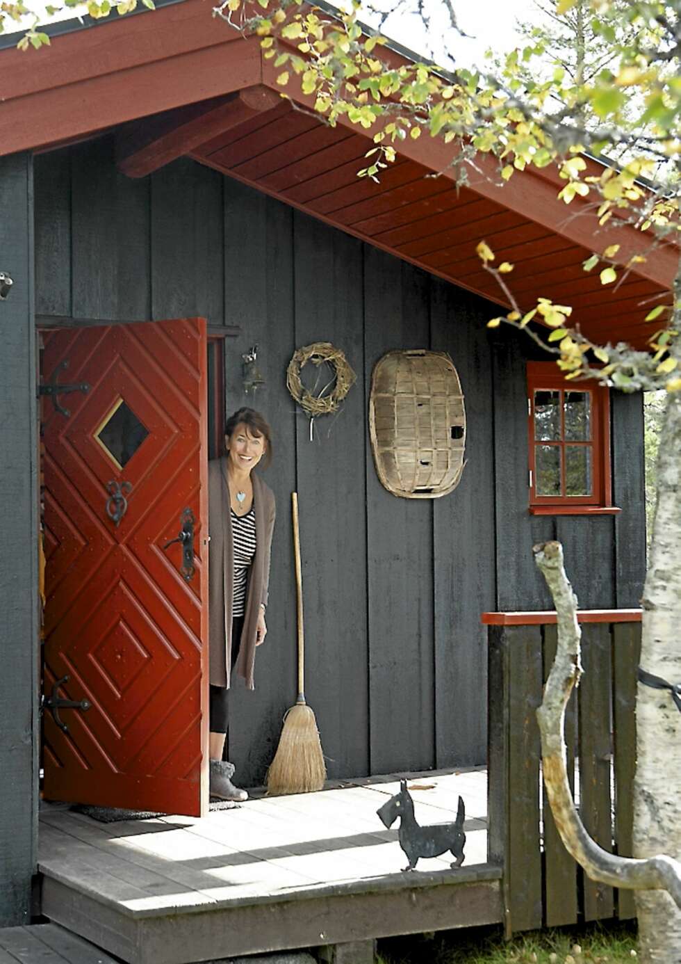 I ALL ENKELHET: Stedet har beholdt den primitive og enkle sjarmen, mener Birgit. Vann må fortsatt hentes, og solcellepanelet forsyner hytta med strøm til pumper og leselys. I ALL ENKELHET: Stedet har beholdt den primitive og enkle sjarmen, mener Birgit. Vann må fortsatt hentes, og solcellepanelet forsyner hytta med strøm til pumper og leselys.
