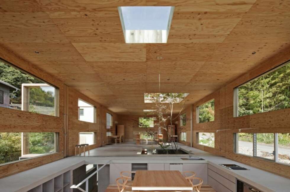 NATUREN INN: Familien ønsket å kunne nyte naturen rundt huset fra innsiden av boligen. NATUREN INN: Familien ønsket å kunne nyte naturen rundt huset fra innsiden av boligen.