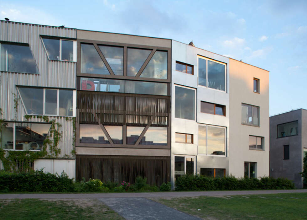 GRENSELAND: Det moderne byhuset ligger i det området som ble regnet som ingenmannsland mellom øst- og vest-siden av Berlin mens den Kalde Krigen pågikk. GRENSELAND: Det moderne byhuset ligger i det området som ble regnet som ingenmannsland mellom øst- og vest-siden av Berlin mens den Kalde Krigen pågikk.