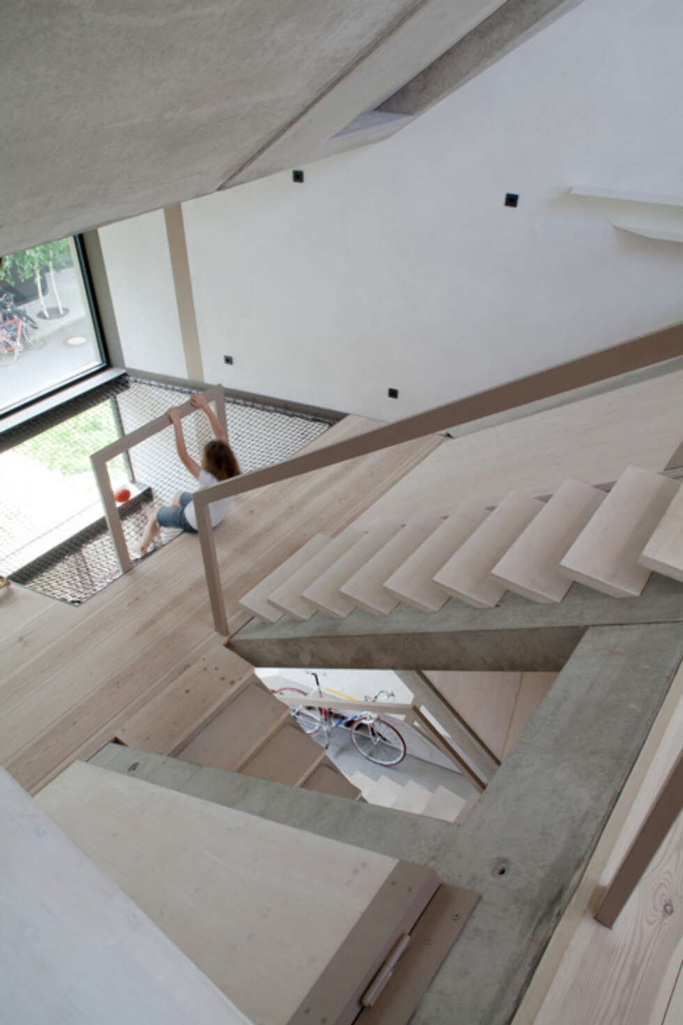 UYNYTTET HØYDEN: Arkitektene har utnyttet huset høyde til det fulle for å skape spennende forskjeller mellom nivåer inne i huset. UYNYTTET HØYDEN: Arkitektene har utnyttet huset høyde til det fulle for å skape spennende forskjeller mellom nivåer inne i huset.