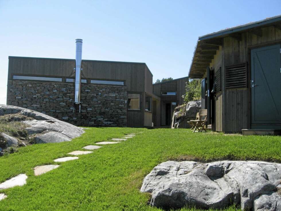 NY, NORSK ARKITEKTUR: Det dannes vekselsvis åpne plasser og trange smug mellom bygningene på tomten. NY, NORSK ARKITEKTUR: Det dannes vekselsvis åpne plasser og trange smug mellom bygningene på tomten.