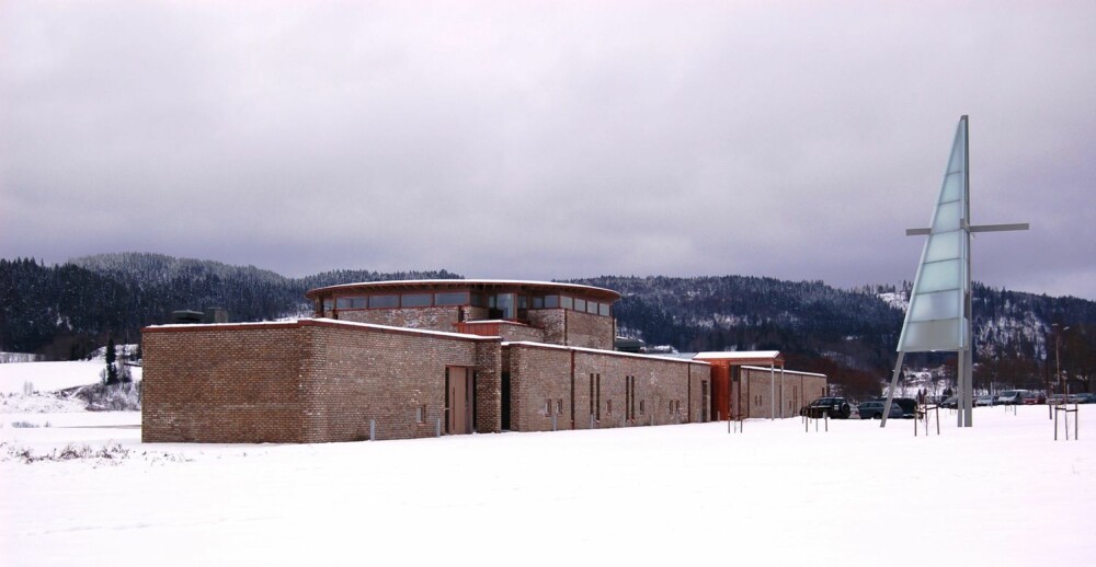 VESTFOSSEN KIRKE: - Bygningens plassering i landskapet, klokketårnet og kirkerommets høye, runde tak er et svar på ønsket om at den skulle være et landemerke, forklarer arkitekten. VESTFOSSEN KIRKE: - Bygningens plassering i landskapet, klokketårnet og kirkerommets høye, runde tak er et svar på ønsket om at den skulle være et landemerke, forklarer arkitekten.