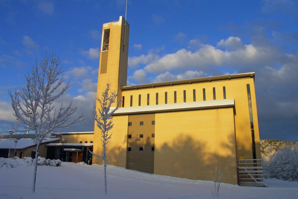 SÆLEN KIRKE: Arkitektene ønsket å skape en prosesjonskirke med et høyreist kirkeskip med langkirkepreg, og det høye klokketårnet er formet for å være en landskapsmarkør. SÆLEN KIRKE: Arkitektene ønsket å skape en prosesjonskirke med et høyreist kirkeskip med langkirkepreg, og det høye klokketårnet er formet for å være en landskapsmarkør.