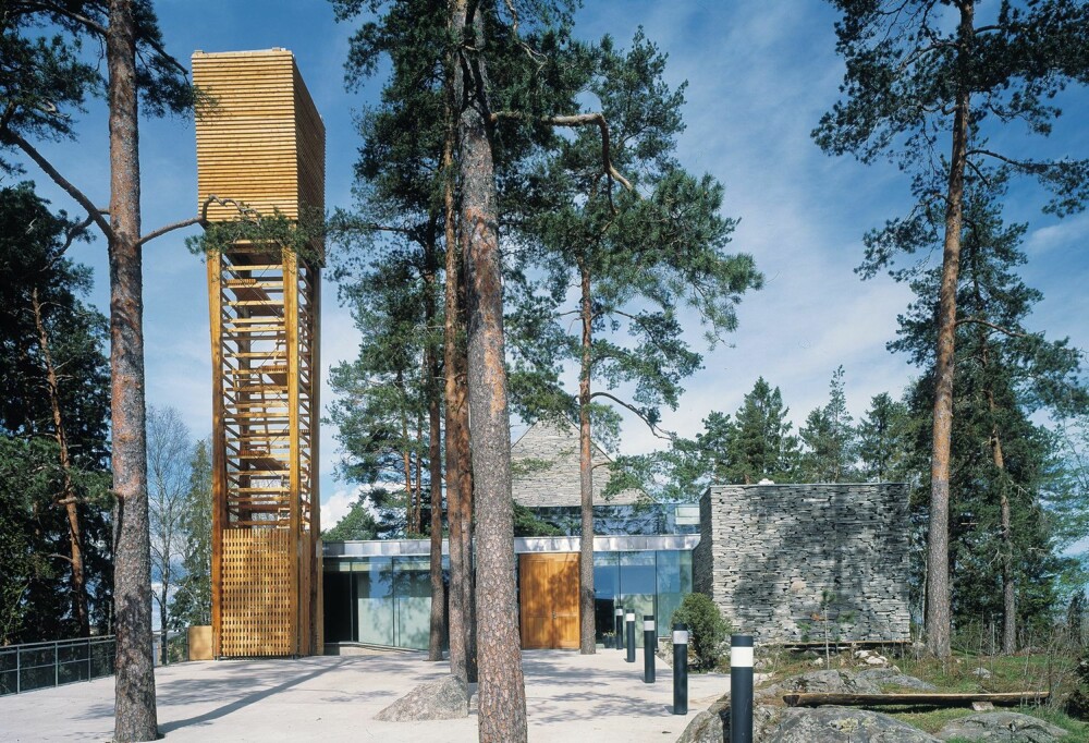 MORTENSRUD KIRKE: Da Mortensrud kirke stod ferdig i 2002, fikk den mye omtale. Den ble nennsomt plassert inne blant furutrærne og oppe på en bergkolle. MORTENSRUD KIRKE: Da Mortensrud kirke stod ferdig i 2002, fikk den mye omtale. Den ble nennsomt plassert inne blant furutrærne og oppe på en bergkolle.