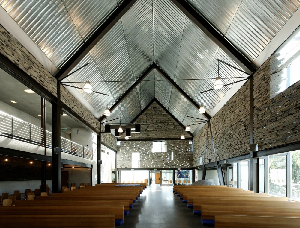NØKTERN MATERIALBRUK: Mortensrud kirke vokste frem av knappe budsjetter, noe arkitektene ment ga dem en ekstra, arkitektonisk frihet. NØKTERN MATERIALBRUK: Mortensrud kirke vokste frem av knappe budsjetter, noe arkitektene ment ga dem en ekstra, arkitektonisk frihet.