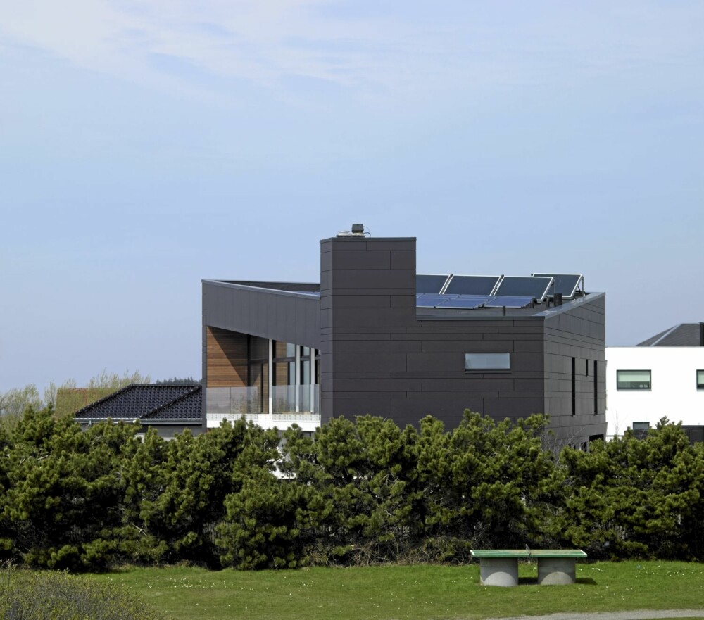 MILJØRIKTIG: Villa Alstrup tegnet av arkitektfirmaet C. F. Møller er oppført med bæredyktige materialer. Blant annet er det isolert med papirganulat som er et gjenbruksprodukt. Huset er kledd med fiberbetong, noe som gjør bygningen nærmest vedlikeholdsfri. Legg merke til solcellepanelene på taket. MILJØRIKTIG: Villa Alstrup tegnet av arkitektfirmaet C. F. Møller er oppført med bæredyktige materialer. Blant annet er det isolert med papirganulat som er et gjenbruksprodukt. Huset er kledd med fiberbetong, noe som gjør bygningen nærmest vedlikeholdsfri. Legg merke til solcellepanelene på taket.