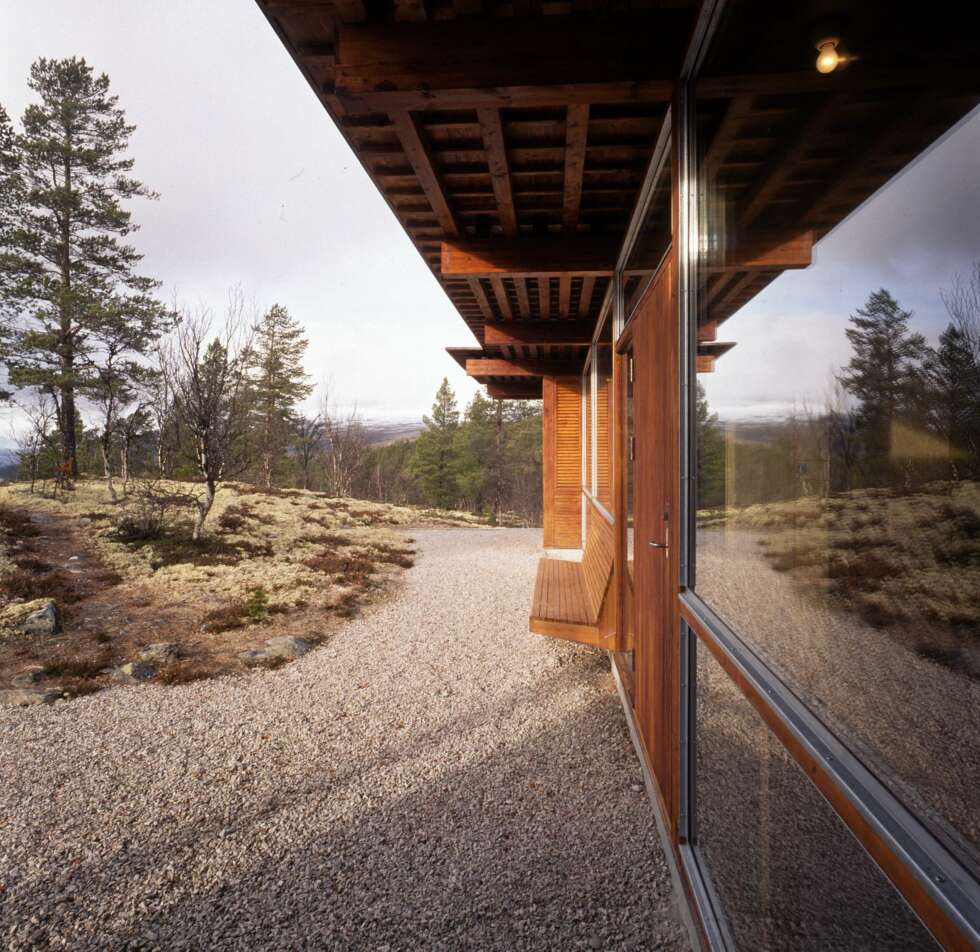 ET STED FOR ETTERTANKE: Dette er sted i harmoni med naturen. Alle rom i forkant av hytta fra 2004 har utsikt mot horisonten. ET STED FOR ETTERTANKE: Dette er sted i harmoni med naturen. Alle rom i forkant av hytta fra 2004 har utsikt mot horisonten.