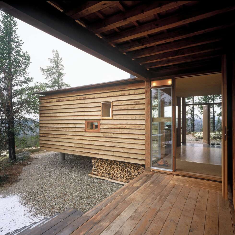 FJELLHYTTE I SÆRKLASSE: Arkitekt Carl-Viggo Hølmebakk har tegnet en familiehytte som i konstruksjon, materialer og farger tar hensyn til tomten og den praktfulle fjellnaturen. FJELLHYTTE I SÆRKLASSE: Arkitekt Carl-Viggo Hølmebakk har tegnet en familiehytte som i konstruksjon, materialer og farger tar hensyn til tomten og den praktfulle fjellnaturen.