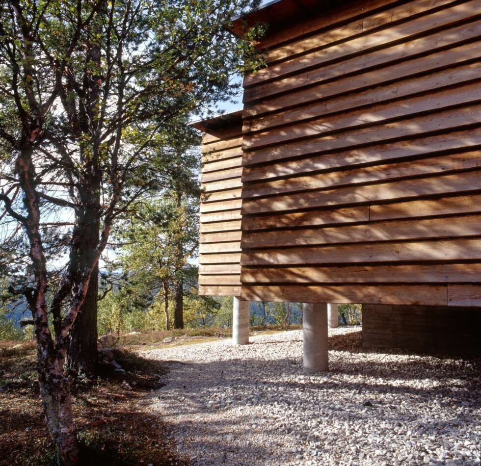 LUFTIG HYTTE: Arkitekt C-V Hølmebakk fundamenterte hytta slik at den nesten svever over bakken. Inngrepene i naturen ble minimale, også under hytta. LUFTIG HYTTE: Arkitekt C-V Hølmebakk fundamenterte hytta slik at den nesten svever over bakken. Inngrepene i naturen ble minimale, også under hytta.