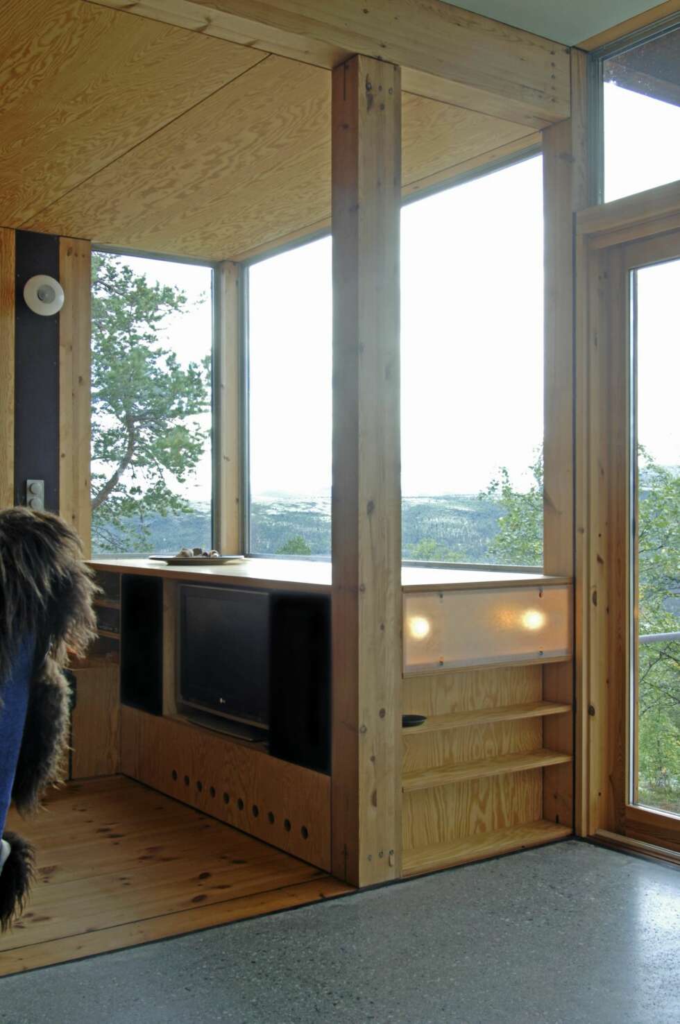 TILPASSET HUSET: Mediabenken er også skreddersydd til hytta. TILPASSET HUSET: Mediabenken er også skreddersydd til hytta.