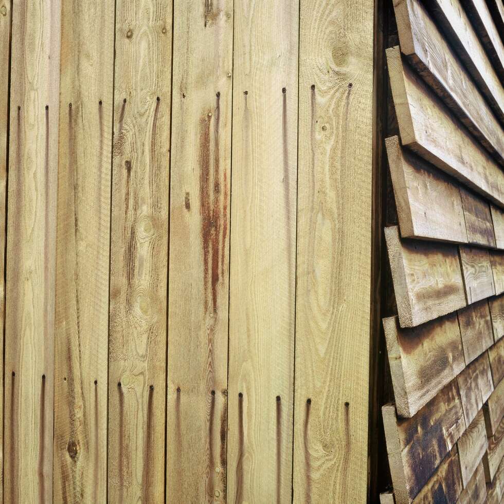 SOLID VEGG: Panelet ute er av furu kjerneved. SOLID VEGG: Panelet ute er av furu kjerneved.