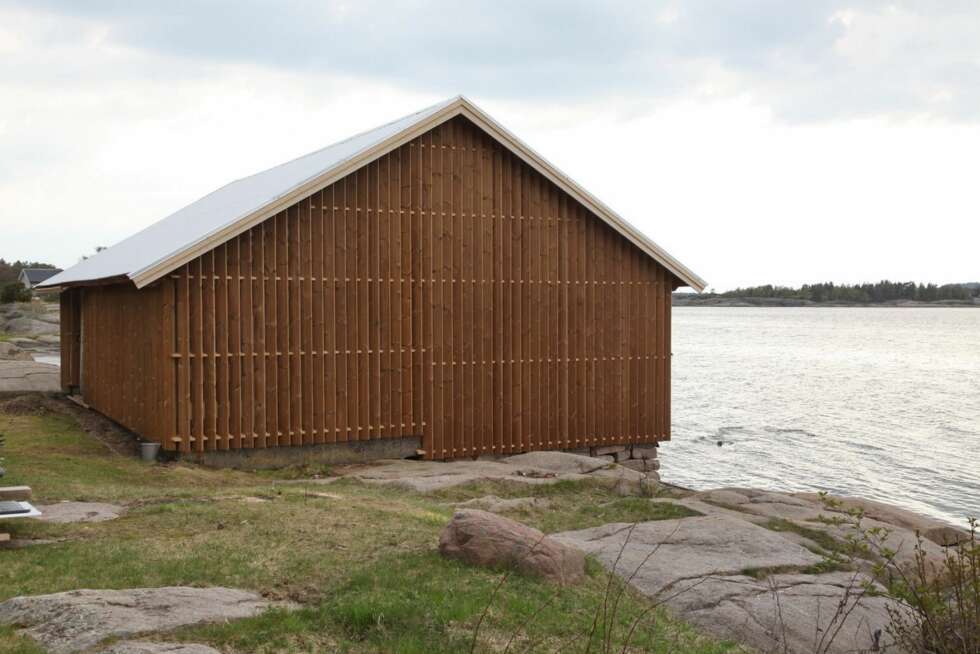 LYSINNSLIPP: Ved å stille kledningen i 45 grader slippes dagslyset inn avhengig av hvor solen står på himmelen. LYSINNSLIPP: Ved å stille kledningen i 45 grader slippes dagslyset inn avhengig av hvor solen står på himmelen.