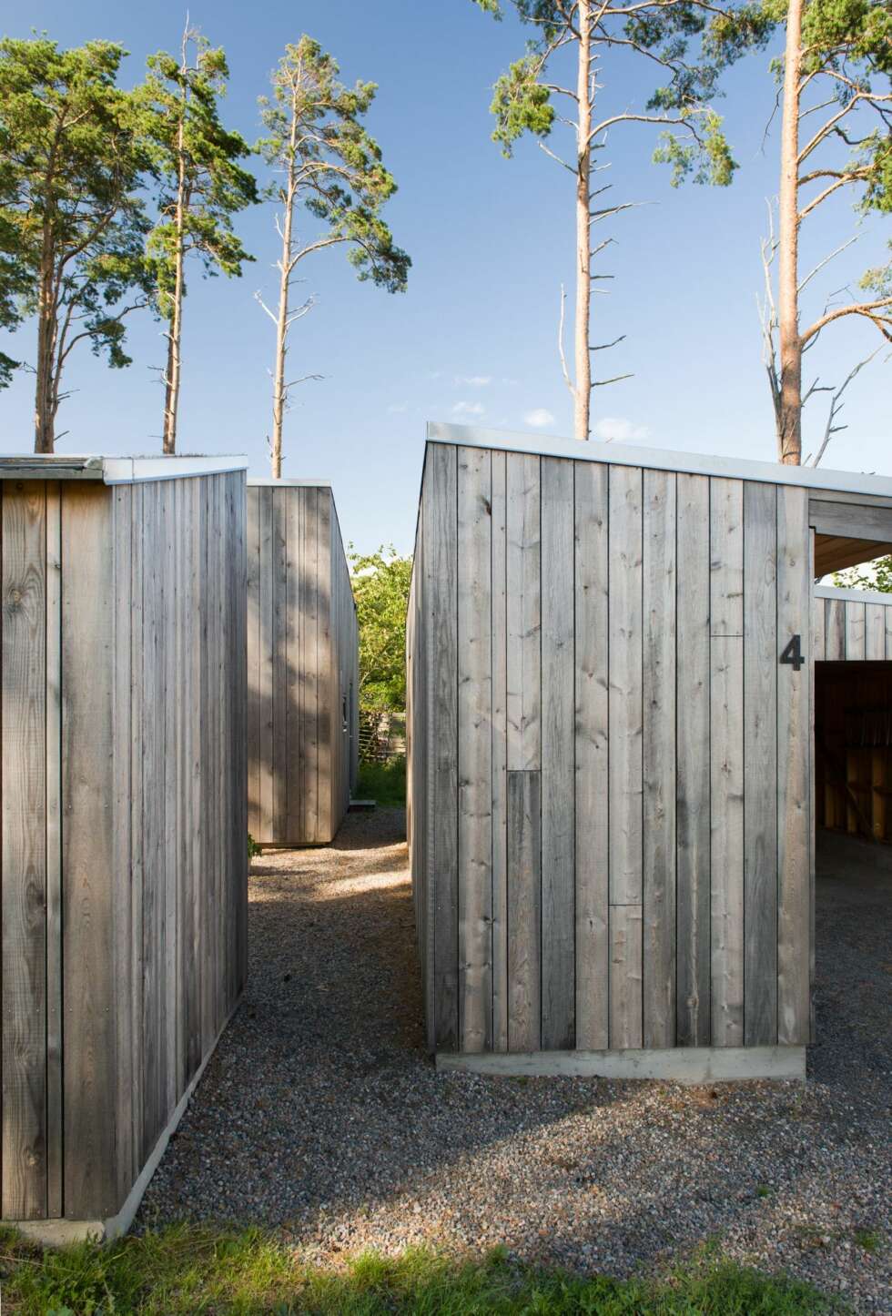 LUKKET, MEN ÅPEN: Huset består av flere bygninger, som alle vender seg vekk fra omgivelsene. Passasjene mellom bygningene leder inn til selve atriet i midten. LUKKET, MEN ÅPEN: Huset består av flere bygninger, som alle vender seg vekk fra omgivelsene. Passasjene mellom bygningene leder inn til selve atriet i midten.