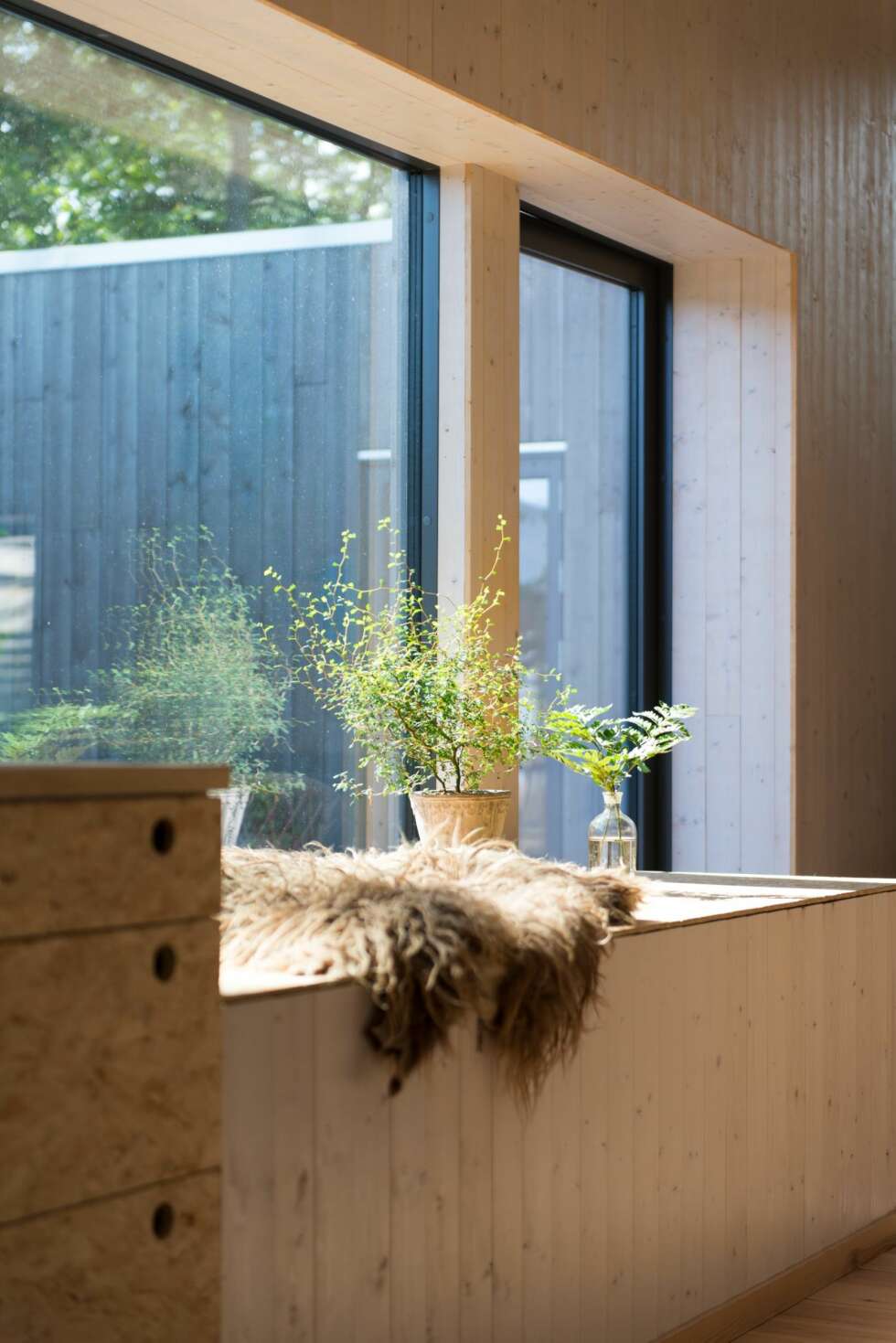SITTEPLASS: En sauefell er alt som skal til for å gjøre en kjøkkenbenk tilgjengelig som sitteplass. SITTEPLASS: En sauefell er alt som skal til for å gjøre en kjøkkenbenk tilgjengelig som sitteplass.