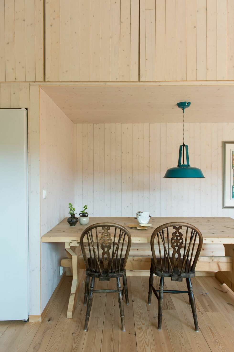 SPISEPLASS MED OVERBYGG: Spiseplass med overbygg.
Spisestuemøblementet består av et grovt furubord og et en gruppe pinnestoler som utstråler snekkerglede. Kjøleskapet til høyre er bygd inn i en nisje i veggen. Den petroleumsblå metallpendelen er fra HK Living. SPISEPLASS MED OVERBYGG: Spiseplass med overbygg.
Spisestuemøblementet består av et grovt furubord og et en gruppe pinnestoler som utstråler snekkerglede. Kjøleskapet til høyre er bygd inn i en nisje i veggen. Den petroleumsblå metallpendelen er fra HK Living.