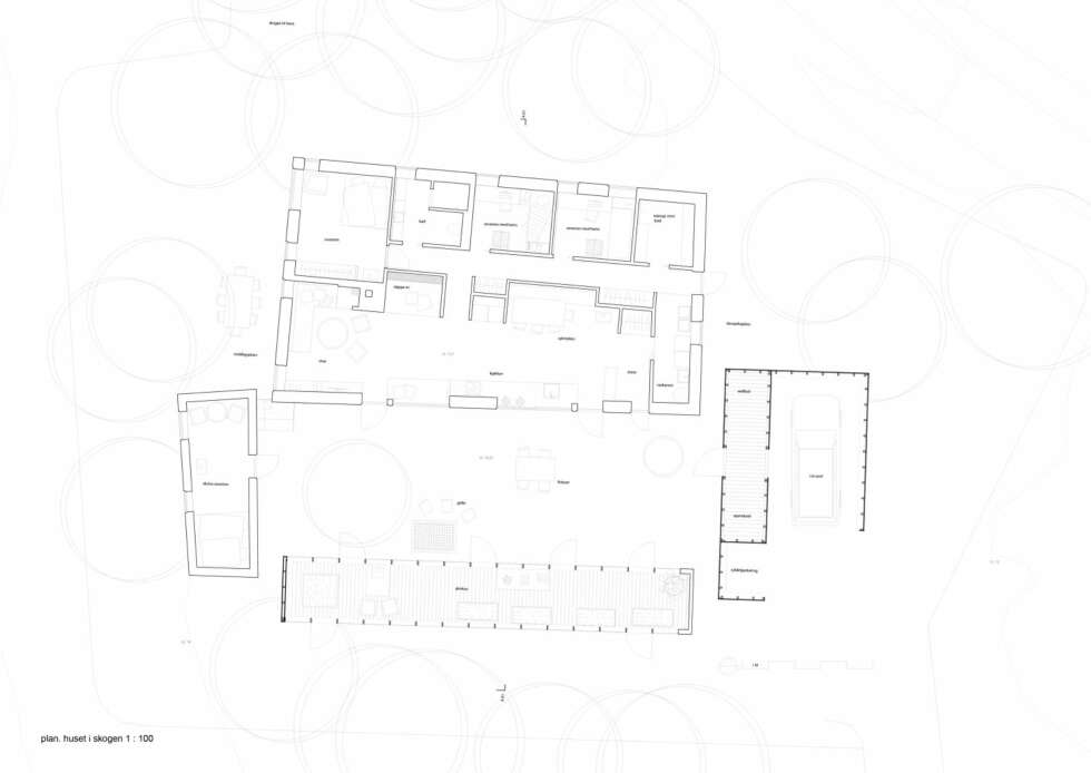 PLANTEGNING: Hovedhuset vender så å si ryggen mot veien i nord.
Allrommet vender mot atriet, mens de private rommene er lagt i bakkant. PLANTEGNING: Hovedhuset vender så å si ryggen mot veien i nord.
Allrommet vender mot atriet, mens de private rommene er lagt i bakkant.