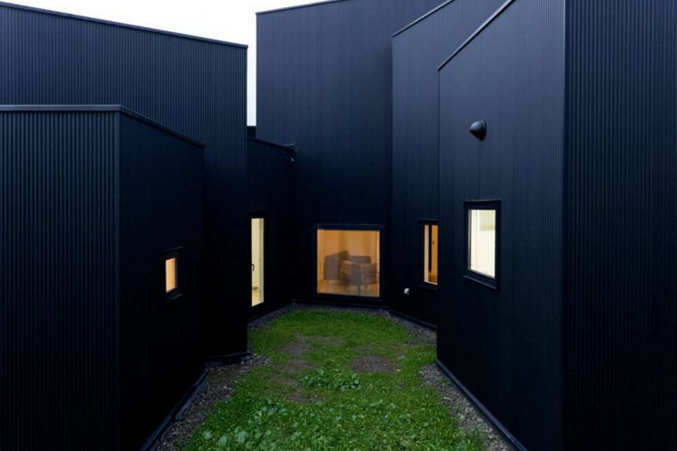 HER BOR DE: Eneboligen er bygget for et par av arkitektkontoret Jun Igarashi Architects HER BOR DE: Eneboligen er bygget for et par av arkitektkontoret Jun Igarashi Architects