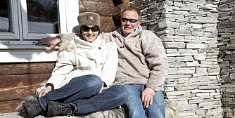 PUSTER UT: Dette er yndlingsplassen til Marianne og Lars i hytteveggen. Tørrmuren i bakgrunnen har de bygget opp selv. PUSTER UT: Dette er yndlingsplassen til Marianne og Lars i hytteveggen. Tørrmuren i bakgrunnen har de bygget opp selv.