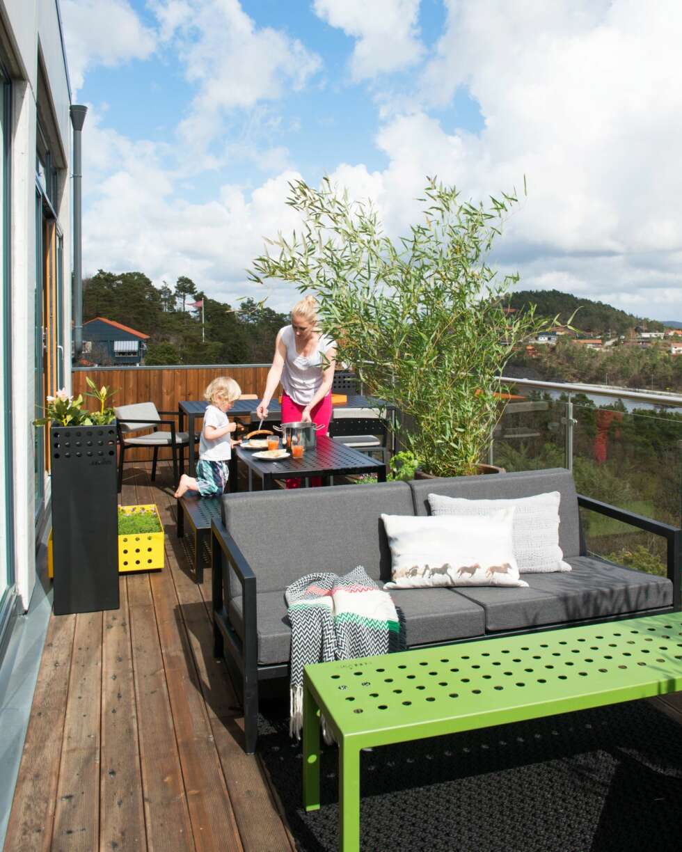 MØBLERT TERRASSE MED UTSIKT: Rekkverket i glass sørger for optimal utsikt fra terrassen. Alle møblene er fra Belindas
eget firma, Sundays Design. MØBLERT TERRASSE MED UTSIKT: Rekkverket i glass sørger for optimal utsikt fra terrassen. Alle møblene er fra Belindas
eget firma, Sundays Design.