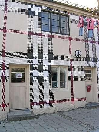 MOTEMØNSTER: Huset er malt i Burberry-striper. MOTEMØNSTER: Huset er malt i Burberry-striper.