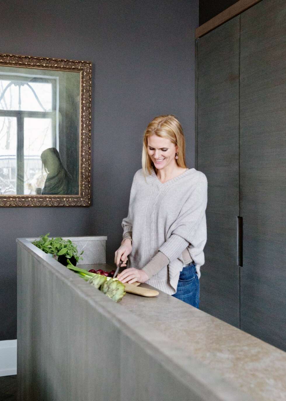 TILRETTELAGT: Eiendomsmegler Karianne Øiestad liker sosiale sammenkomster. Den høye kanten på den smale kjøkkenøya er vendt mot spiseplassen, slik at den skjuler eventuelt rot. Styling: Tone Kroken. TILRETTELAGT: Eiendomsmegler Karianne Øiestad liker sosiale sammenkomster. Den høye kanten på den smale kjøkkenøya er vendt mot spiseplassen, slik at den skjuler eventuelt rot. Styling: Tone Kroken.