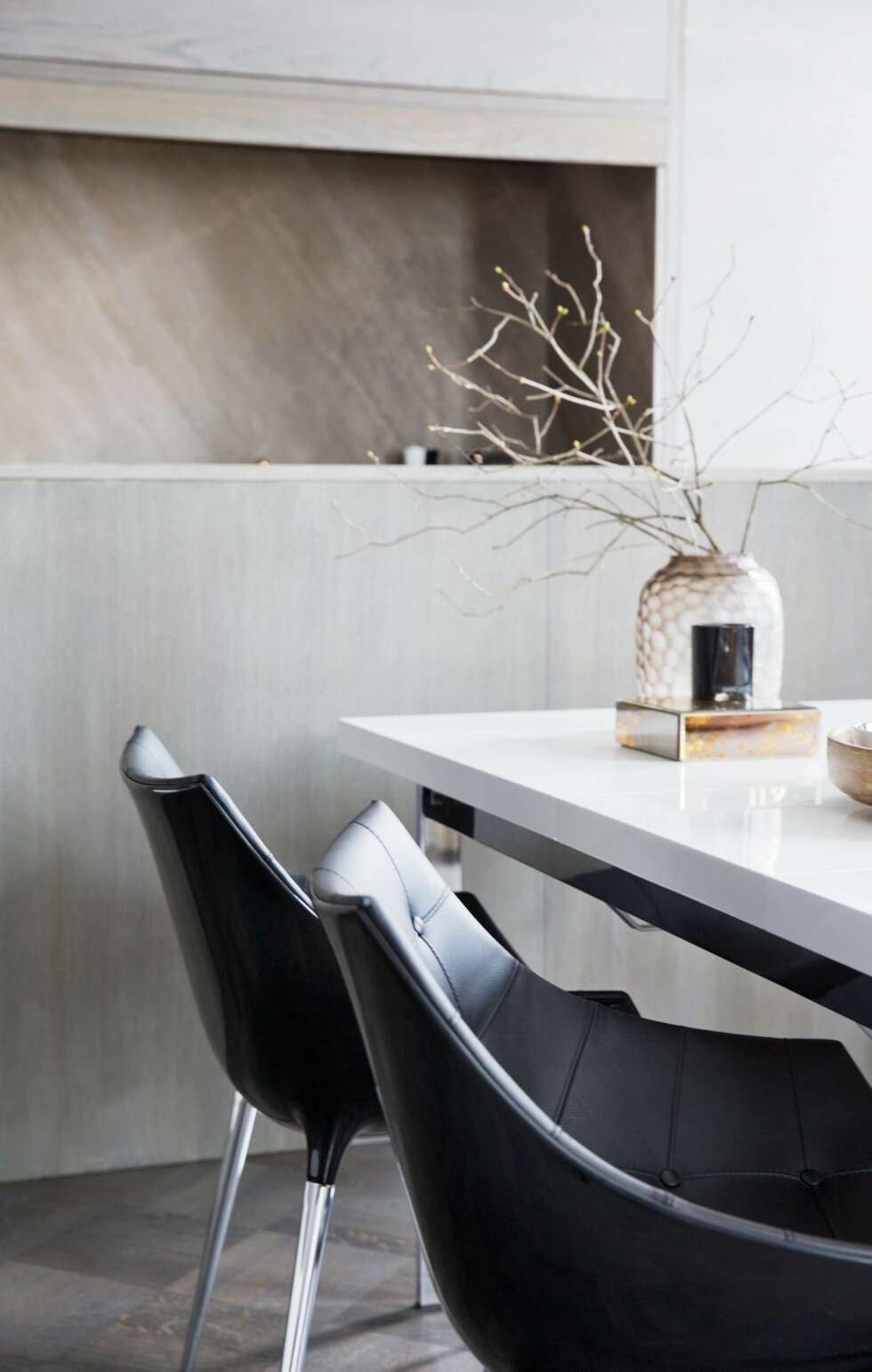 SMART TRIKS: En supersmal kjøkkenøy med høye kanter ut mot spisestuen skjuler rot. Hverken vask eller benkeflater er synlig fra spisesonen, slik oppleves kjøkkenet nesten som usynlig. Styling: Tone Kroken. SMART TRIKS: En supersmal kjøkkenøy med høye kanter ut mot spisestuen skjuler rot. Hverken vask eller benkeflater er synlig fra spisesonen, slik oppleves kjøkkenet nesten som usynlig. Styling: Tone Kroken.