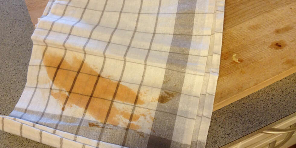 UAPPETITTELIG: Det er fort gjort å få flekker på kjøkkenhåndkleet. UAPPETITTELIG: Det er fort gjort å få flekker på kjøkkenhåndkleet.