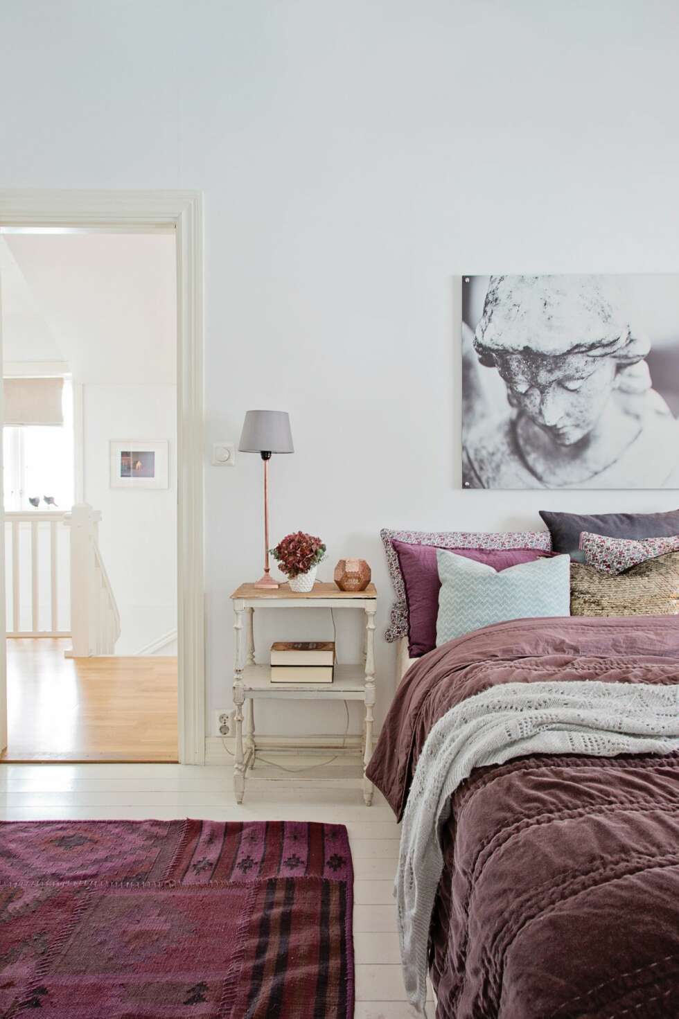 FIN STEMNING: Jorunns foto av en engel lager fin stemning på soverommet. Både kelimteppet på gulvet og sengeteppet er fra Home & Cottage. Nattbordet er et bruktfunn, og lampen som opprinnelig var stålfarget har fått et strøk kobberspray. Telysholderen Edge er fra Tom Dixon, mens putene er fra Senze of Joy og Home & Cottage. FOTO: Jorunn Tharaldsen FIN STEMNING: Jorunns foto av en engel lager fin stemning på soverommet. Både kelimteppet på gulvet og sengeteppet er fra Home & Cottage. Nattbordet er et bruktfunn, og lampen som opprinnelig var stålfarget har fått et strøk kobberspray. Telysholderen Edge er fra Tom Dixon, mens putene er fra Senze of Joy og Home & Cottage. FOTO: Jorunn Tharaldsen