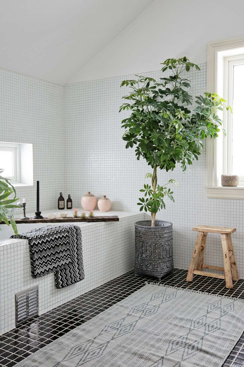 MYKE INNSLAG: Store, myke håndklær, grønne planter, krukker og kurver gir godfølelse på badet. Håndklærne er fra Missoni, krukkene fra Miljøgården og ryen fra House Doctor. En gammel planke gjør nytten som oppbevaringshylle over badekaret. FOTO: Jorunn Tharaldsen MYKE INNSLAG: Store, myke håndklær, grønne planter, krukker og kurver gir godfølelse på badet. Håndklærne er fra Missoni, krukkene fra Miljøgården og ryen fra House Doctor. En gammel planke gjør nytten som oppbevaringshylle over badekaret. FOTO: Jorunn Tharaldsen