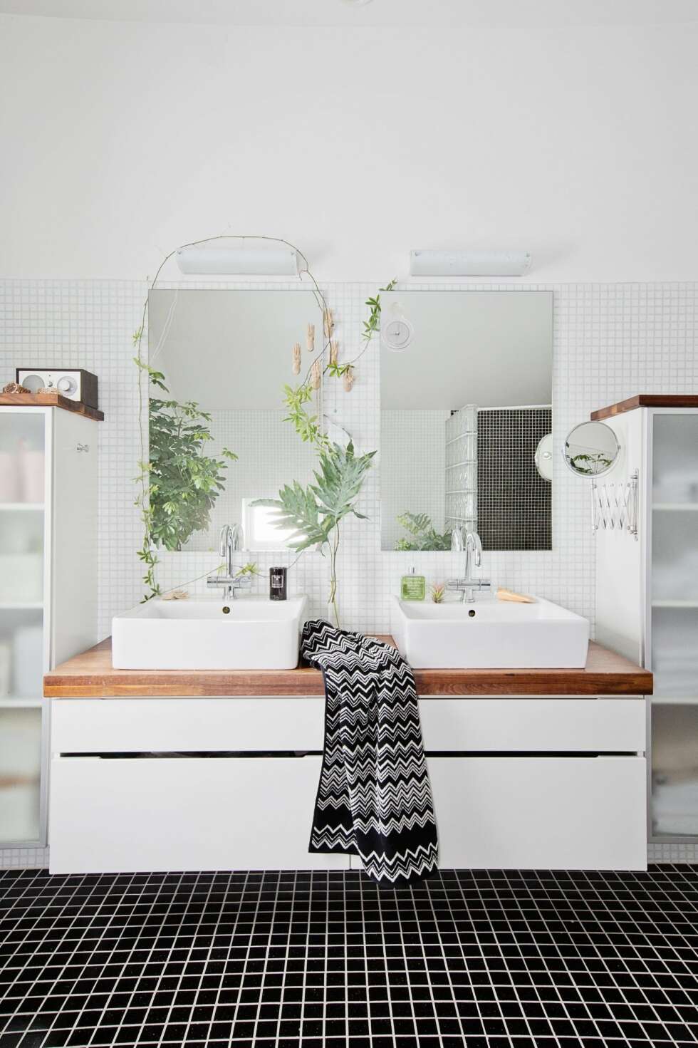 GRØNNE INNSLAG: De stramme svarte og hvite flisene på badet brytes opp av grønne planter og en benkeplate i valnøtt. FOTO: Jorunn Tharaldsen GRØNNE INNSLAG: De stramme svarte og hvite flisene på badet brytes opp av grønne planter og en benkeplate i valnøtt. FOTO: Jorunn Tharaldsen