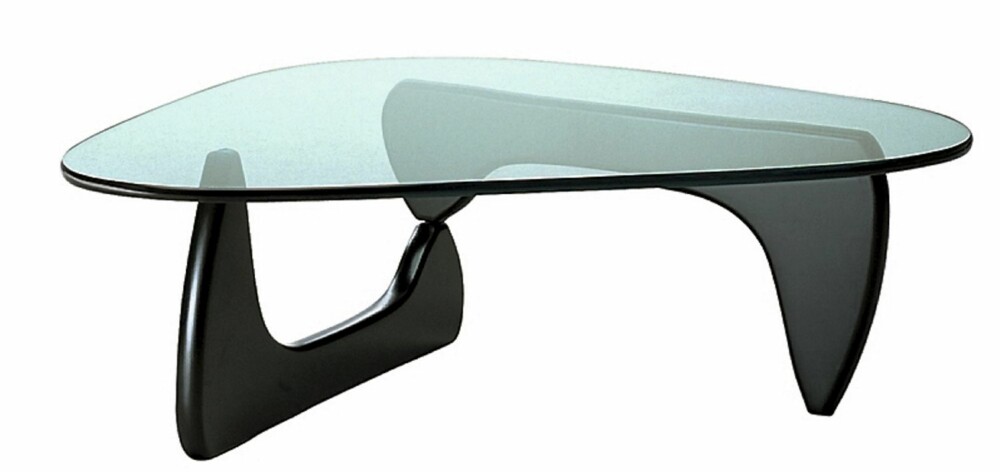 MØBELIKON: Glassbordet Coffee Table designet av Isamu Noguchi i 1944 er for lengst blitt en klassiker. MØBELIKON: Glassbordet Coffee Table designet av Isamu Noguchi i 1944 er for lengst blitt en klassiker.