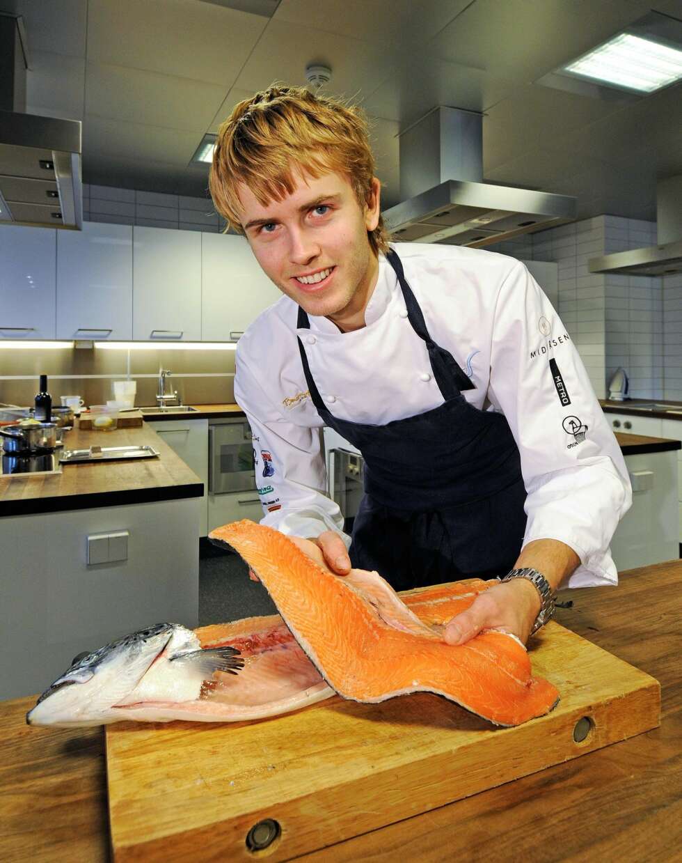 SOLID FJØL: - Invester i en solid skjærefjøl i tre, den kan slipes når hakkene blir dype og du kan ha den lenge, mener mesterkokk Geir Skeie. SOLID FJØL: - Invester i en solid skjærefjøl i tre, den kan slipes når hakkene blir dype og du kan ha den lenge, mener mesterkokk Geir Skeie.