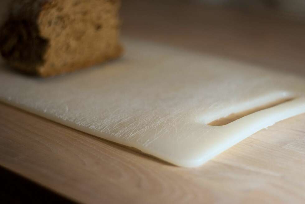 KORT LEVETID. Har plastfjøla fått hakk på overflaten bør den kastes, de kan lett bli smittebomber på kjøkkenet dersom de brukes til flere matsorter. KORT LEVETID. Har plastfjøla fått hakk på overflaten bør den kastes, de kan lett bli smittebomber på kjøkkenet dersom de brukes til flere matsorter.