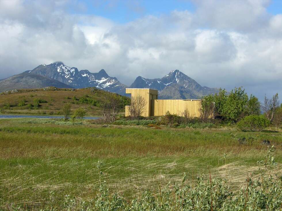 Fugletittertårn ved Storeidvatnet ved Leknes på Vestvågøya, Nasjonal turistveg Lofoten. Arkitekt: 70° Nord - Gisle Løkken. Fugletittertårn ved Storeidvatnet ved Leknes på Vestvågøya, Nasjonal turistveg Lofoten. Arkitekt: 70° Nord - Gisle Løkken.
