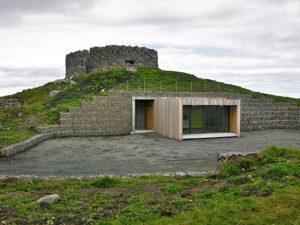 Nytt servicebygg for veifarende ved Eggum, Nasjonal turistveg Lofoten. Steinbygningen på toppen er restene av den tyske radarstasjonen Borga. Arkitekt: Snøhetta AS. Nytt servicebygg for veifarende ved Eggum, Nasjonal turistveg Lofoten. Steinbygningen på toppen er restene av den tyske radarstasjonen Borga. Arkitekt: Snøhetta AS.
