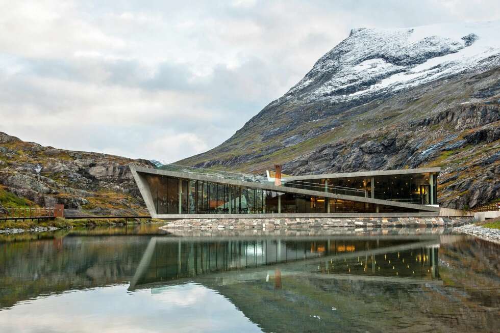 Terskeldammer med vannspeil ved bygningene på Trollstigplatået med Trollstigen Kafe og kiosklokaler, Arkitekt: Reiulf Ramstad Arkitekter as. Landskapsarkitekt: Multiconsult. Terskeldammer med vannspeil ved bygningene på Trollstigplatået med Trollstigen Kafe og kiosklokaler, Arkitekt: Reiulf Ramstad Arkitekter as. Landskapsarkitekt: Multiconsult.